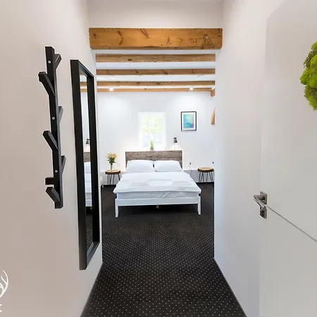 Hotelowe Nad Jeziorem Jelen Hostel *